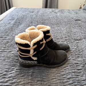 UGG “Cove” Ladies Boots with Shearling